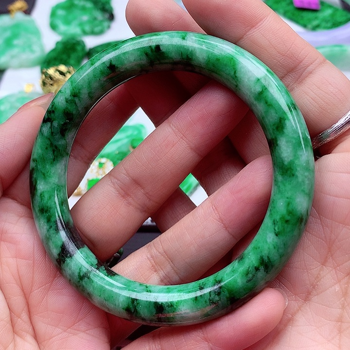 翡翠手镯未镶嵌翡翠