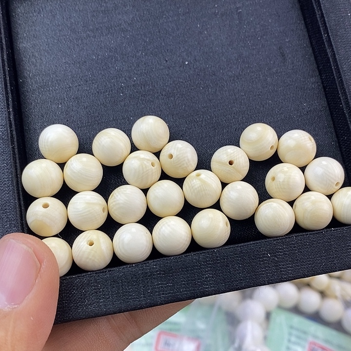 吊坠猛犸象牙带皮圆珠一对