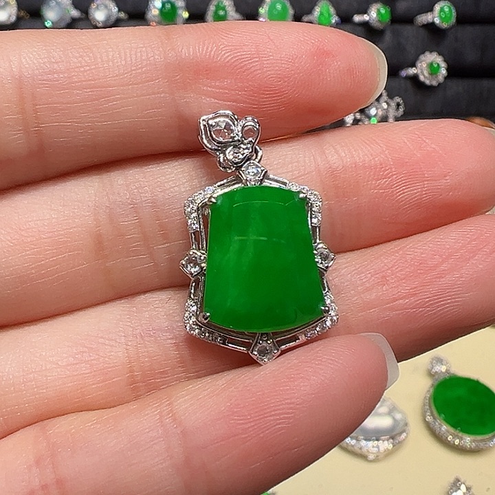 翡翠颈饰18K金镶嵌吊坠