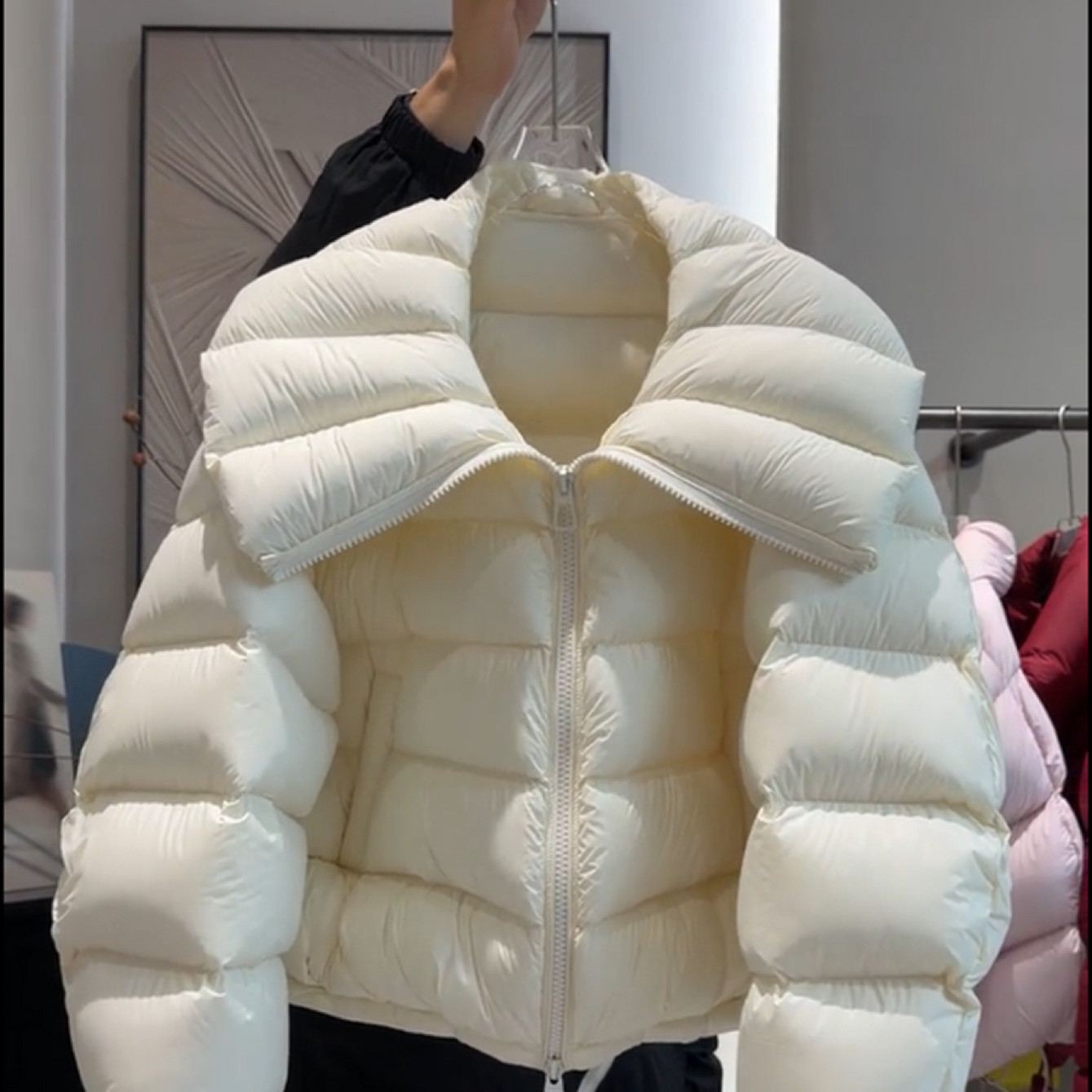2025冬季新款别致高级感翻领白色羽绒服女时尚短款保暖宽松外套