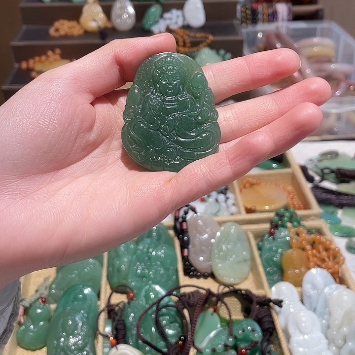 石英质玉未镶嵌颈饰