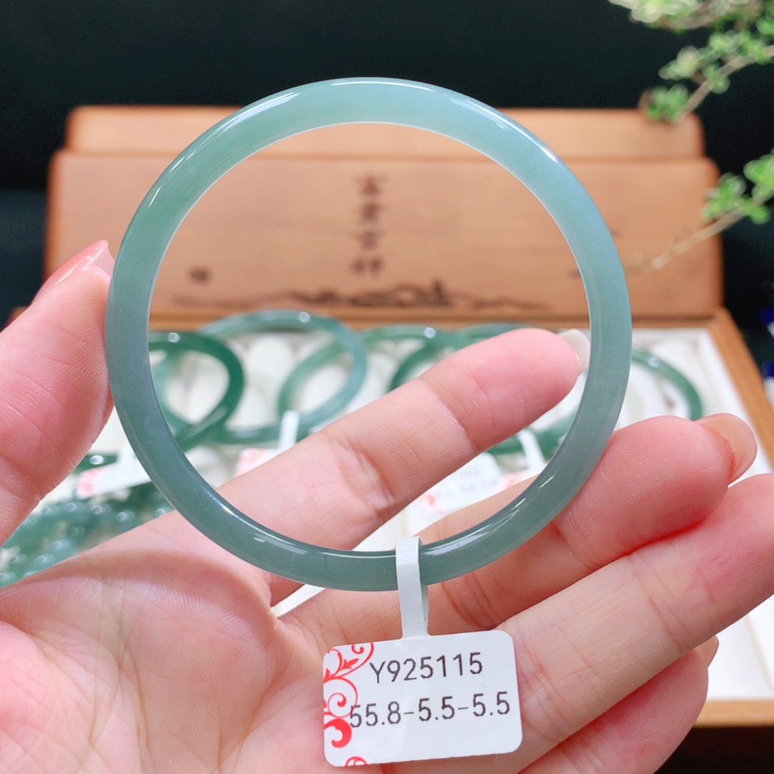 翡翠手镯未镶嵌天然