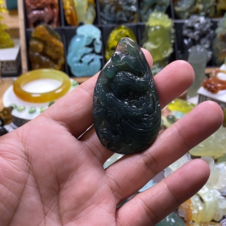 蛇纹石玉未镶嵌颈饰