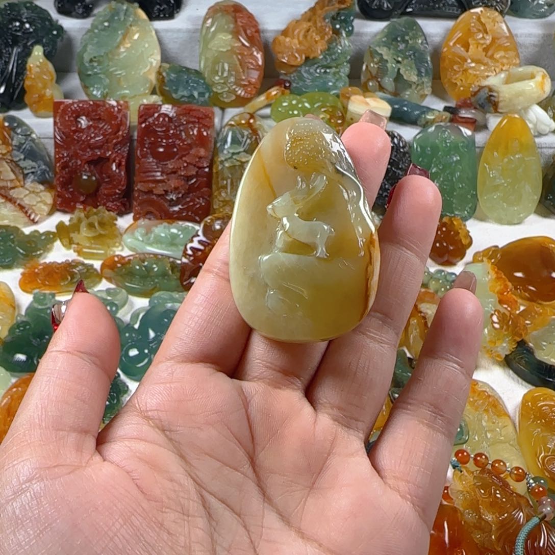 蛇纹石玉颈饰未镶嵌