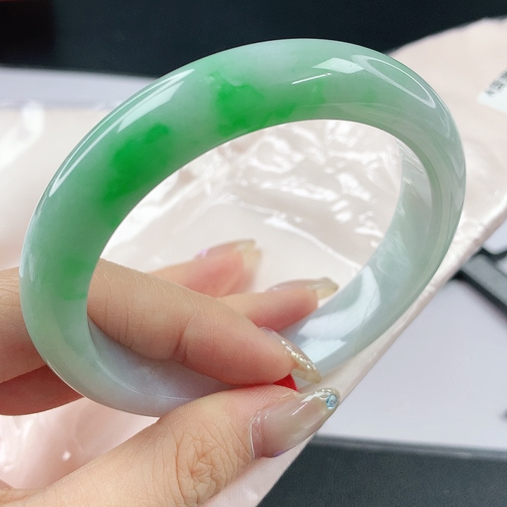 未镶嵌手镯翡翠掌**猪，050