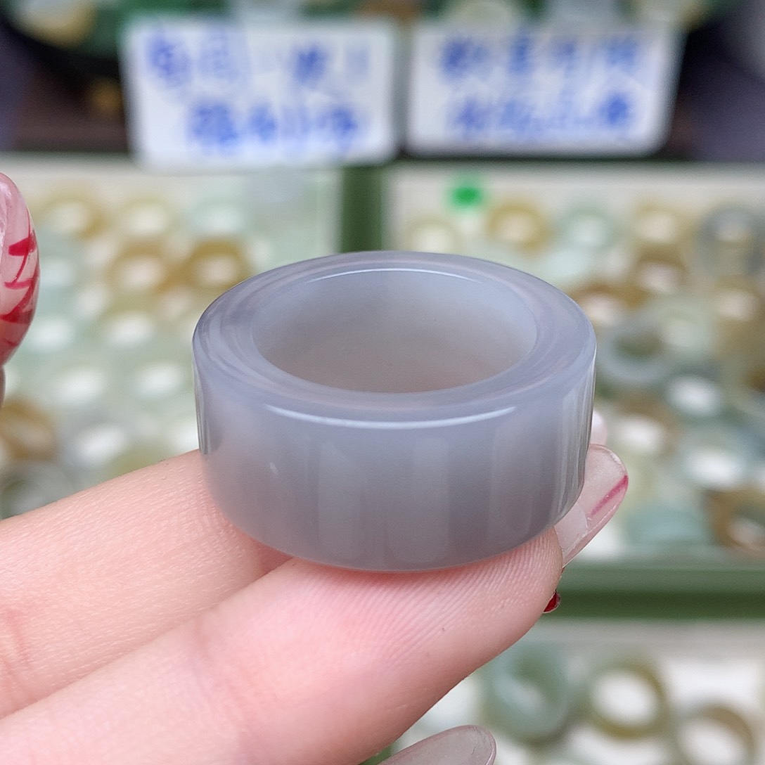 未镶嵌戒指和田玉18