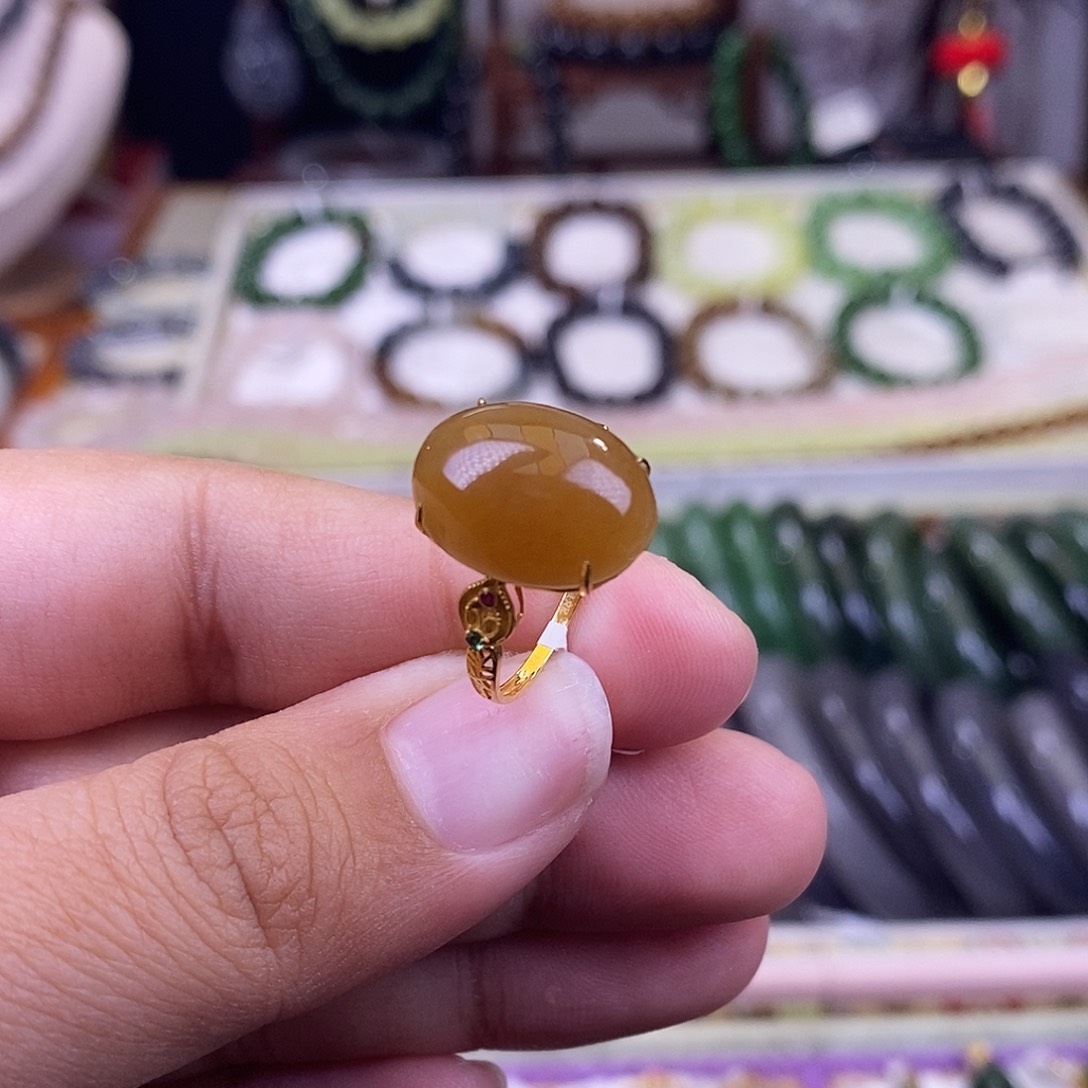 颈饰未镶嵌和田玉新疆且末红糖冰底老矿料金镶蛋面戒指