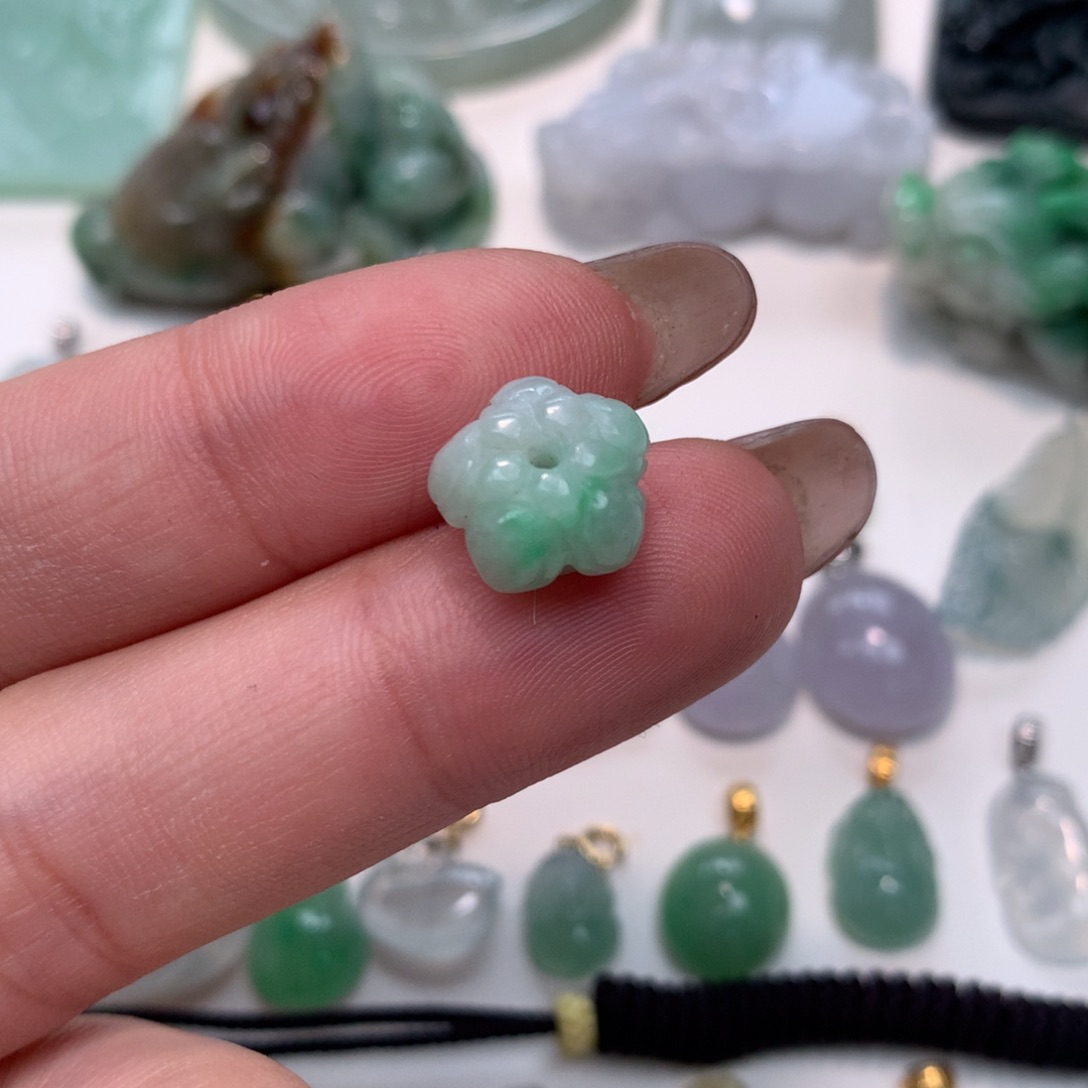 翡翠未镶嵌颈饰莲花