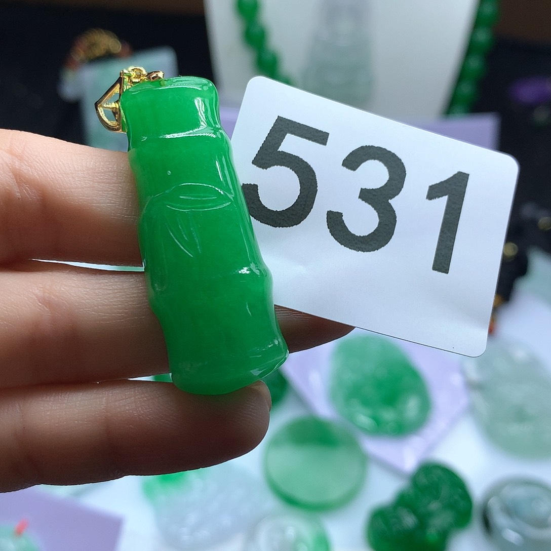 翡翠吊坠(赠链)未镶嵌