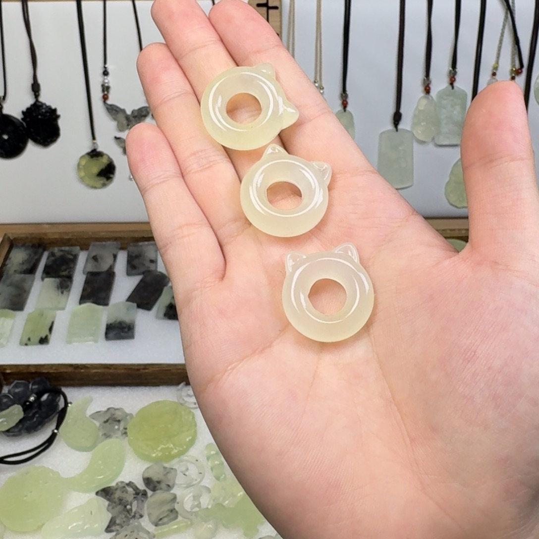 蛇纹石玉吊坠未镶嵌