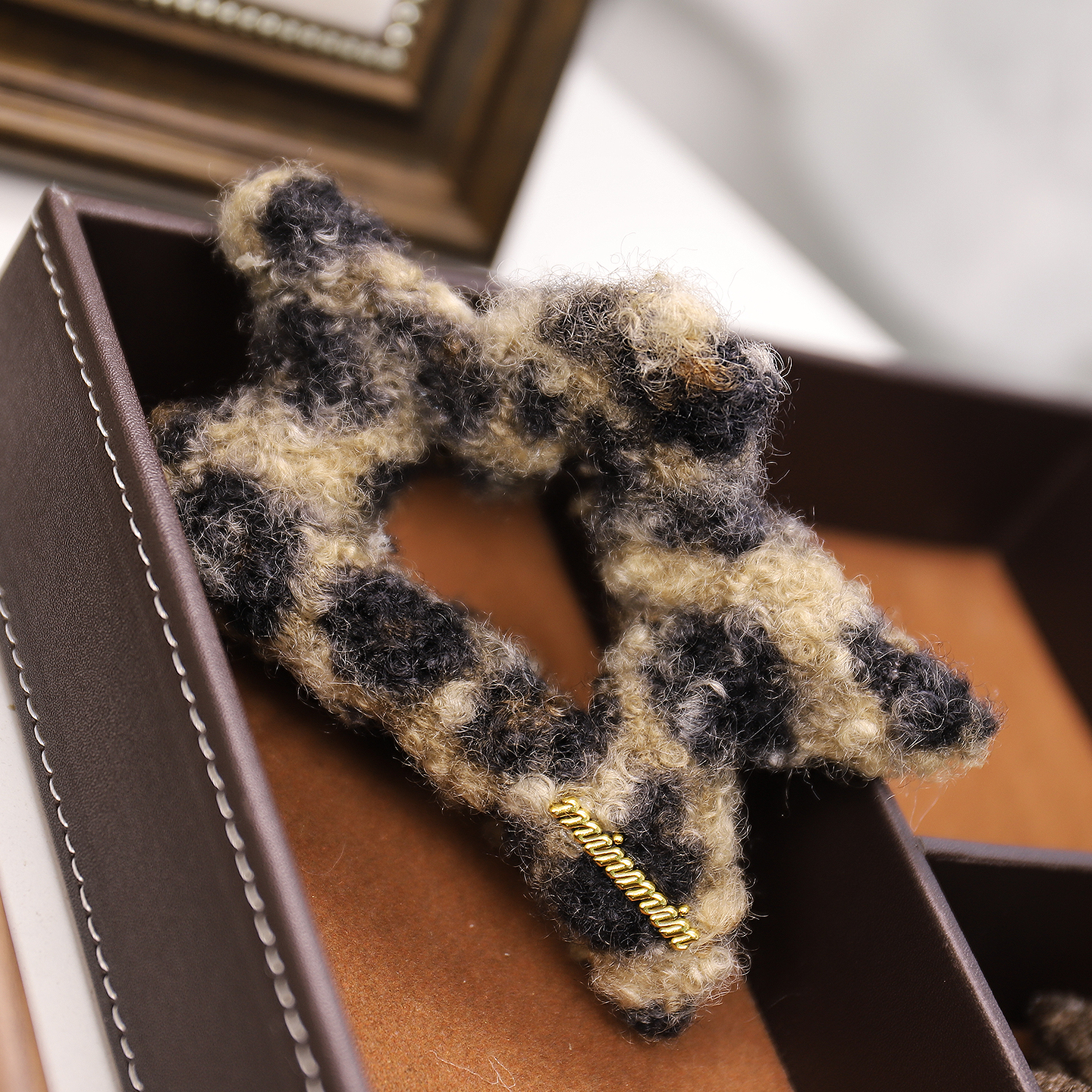 2025新款秋冬豹纹毛绒大号抓夹女高级感后脑勺发夹气质鲨鱼夹发饰