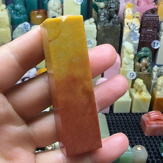 青田石富贵黄红花冻扁章，顶部边缘有磕碰，介意慎拍