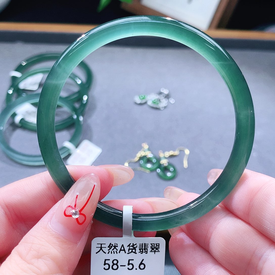 翡翠未镶嵌手镯（圆镯）