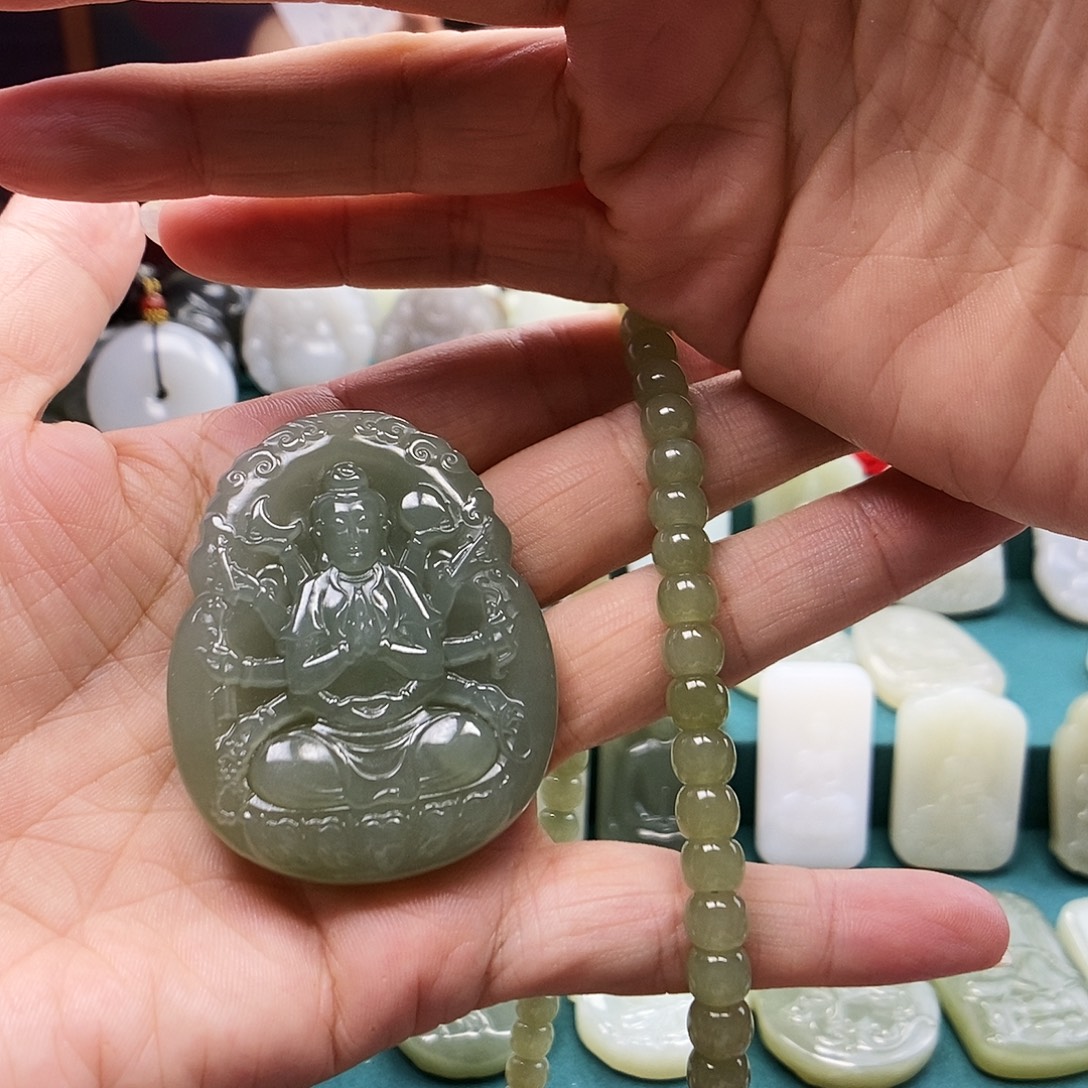 刘***畅颈饰未镶嵌和田玉