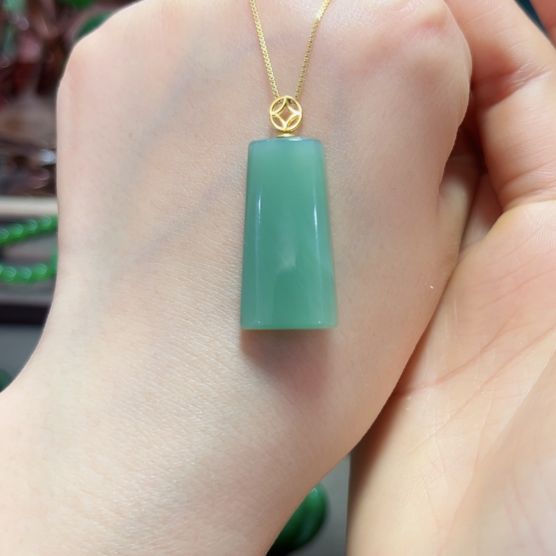 和田玉吊坠18K金镶嵌