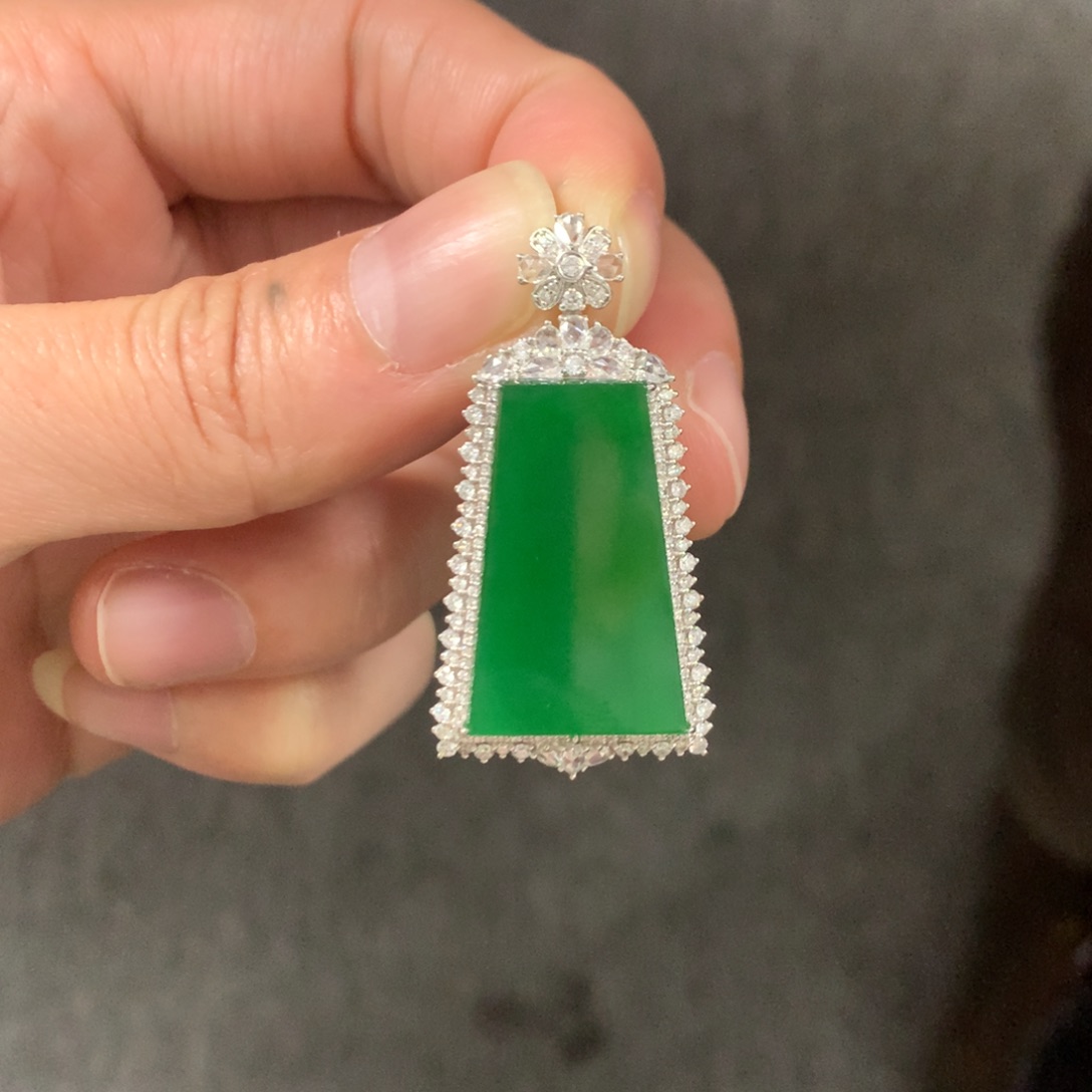 翡翠颈饰18K金镶嵌温*菁翡翠