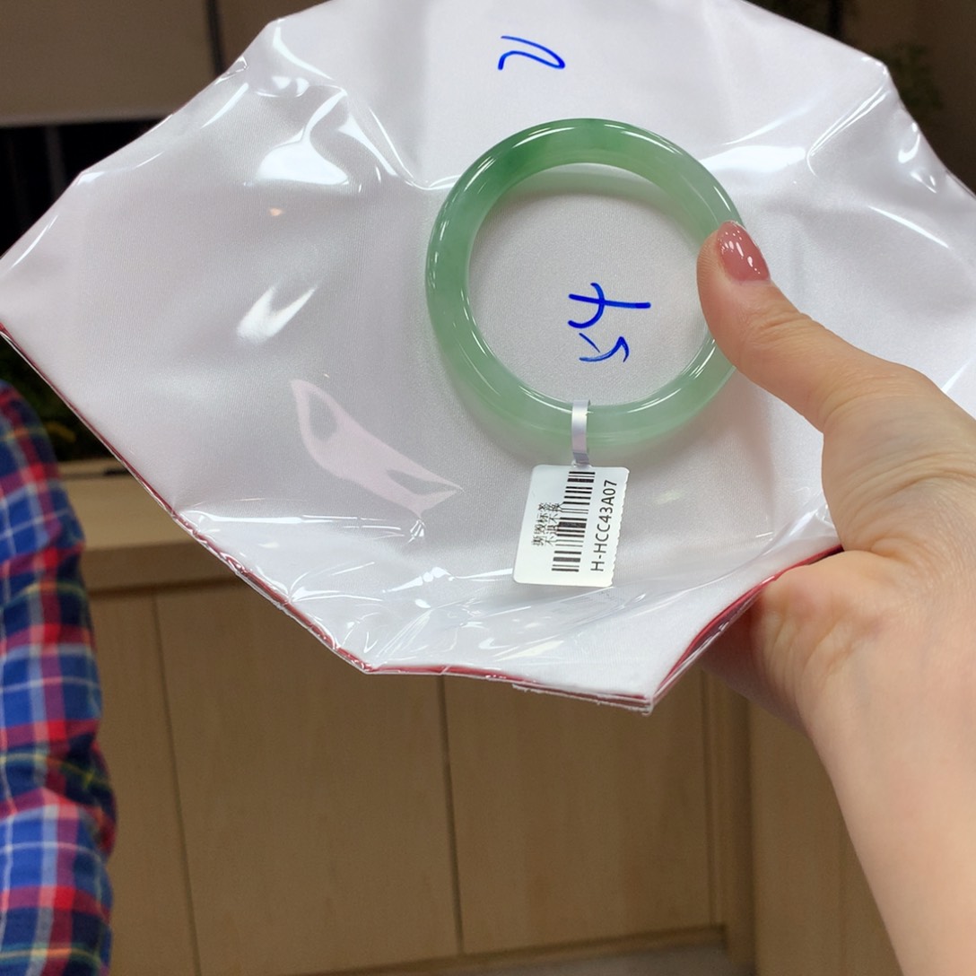 翡翠手镯未镶嵌不退不换