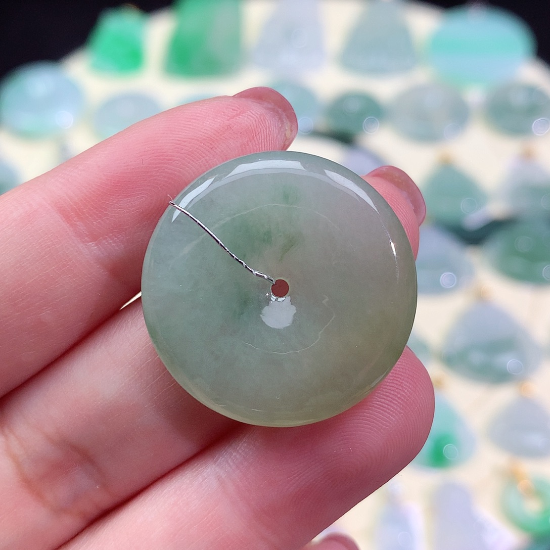 翡翠未镶嵌颈饰平安扣