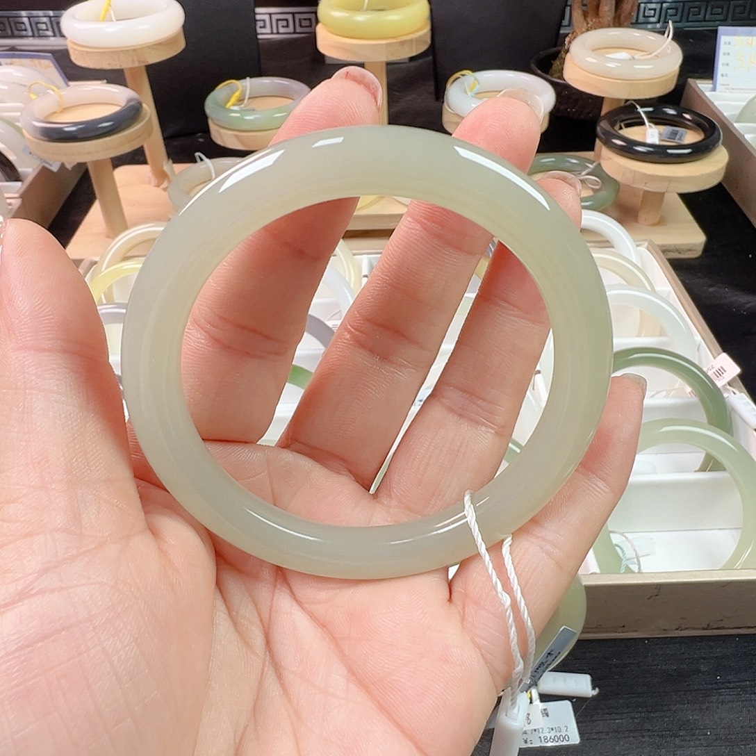 和田玉未镶嵌手镯57.7 叮当