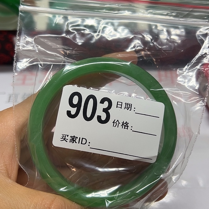 翡翠手镯未镶嵌女