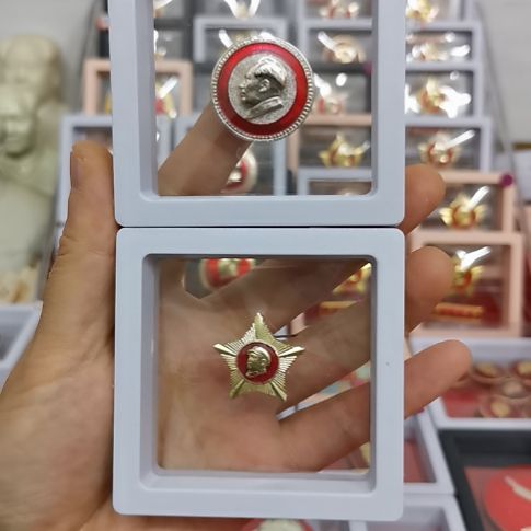 其他普通金属勿*我红色收藏纪念章2枚