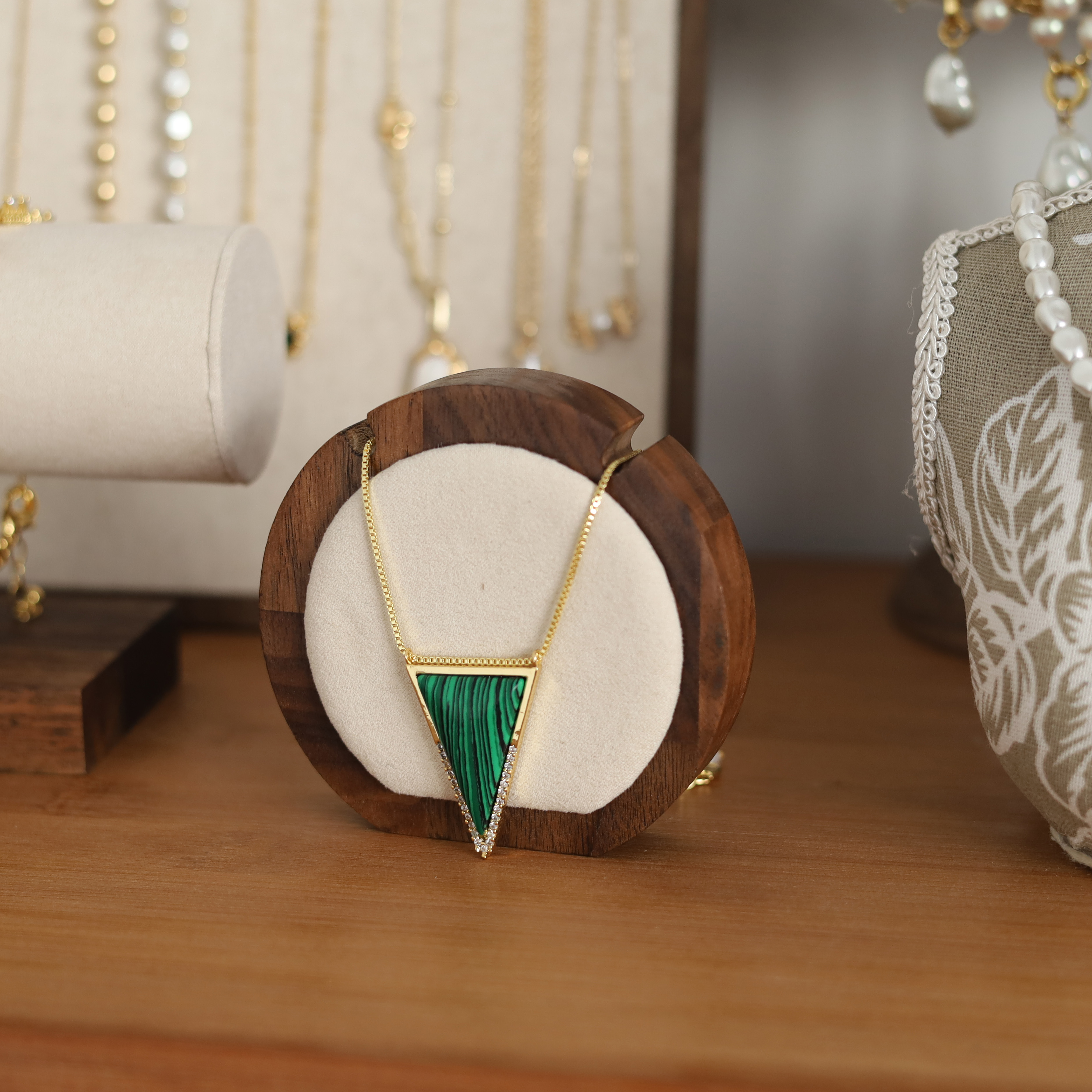 铜合金项链 气质轻奢时尚绿色小众镶嵌三角形欧美坠链项链