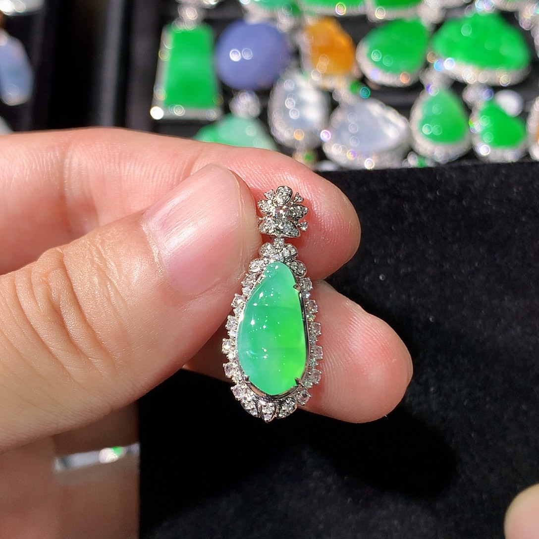 翡翠18K金镶嵌颈饰