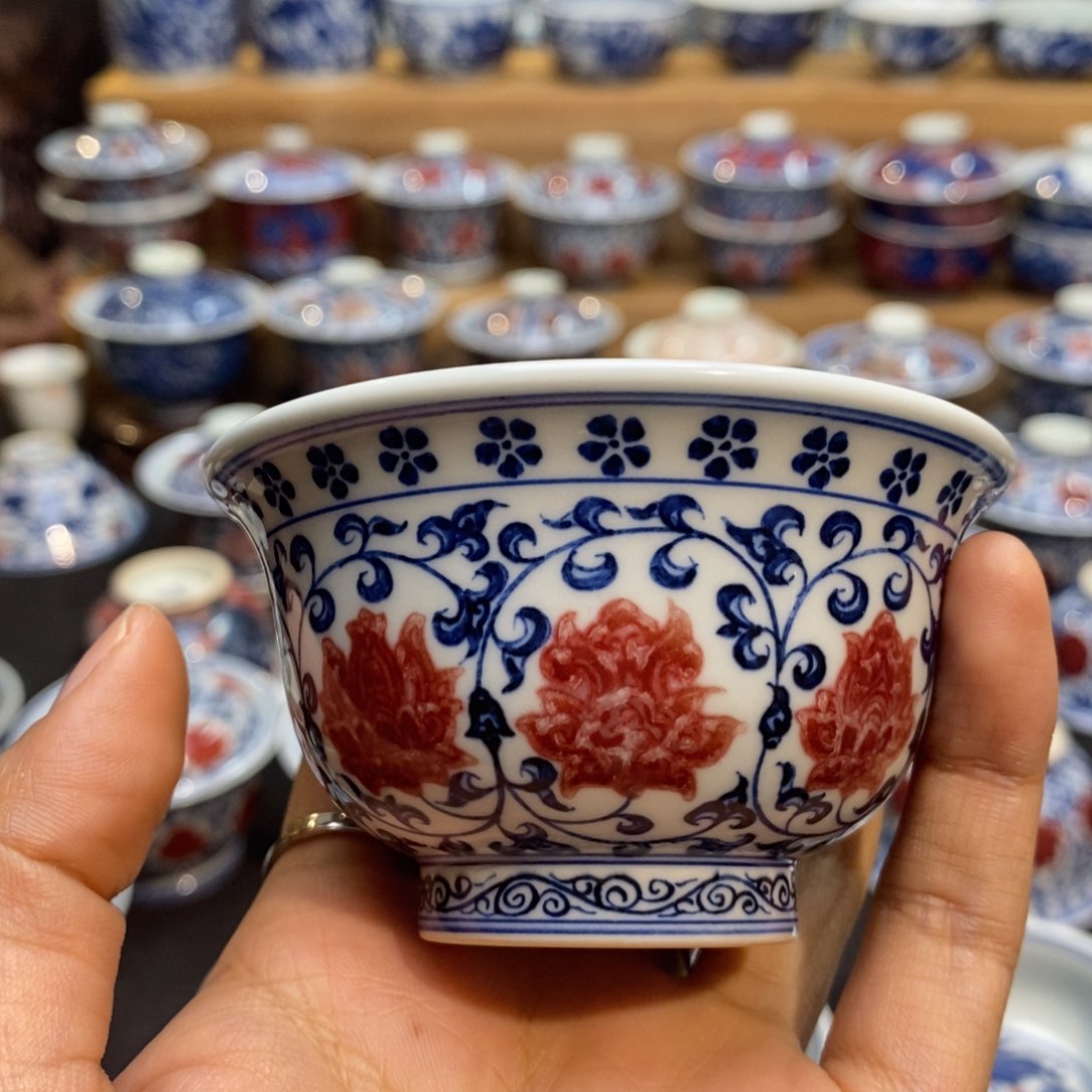 刘*住缠枝莲釉里红压手杯原矿手绘