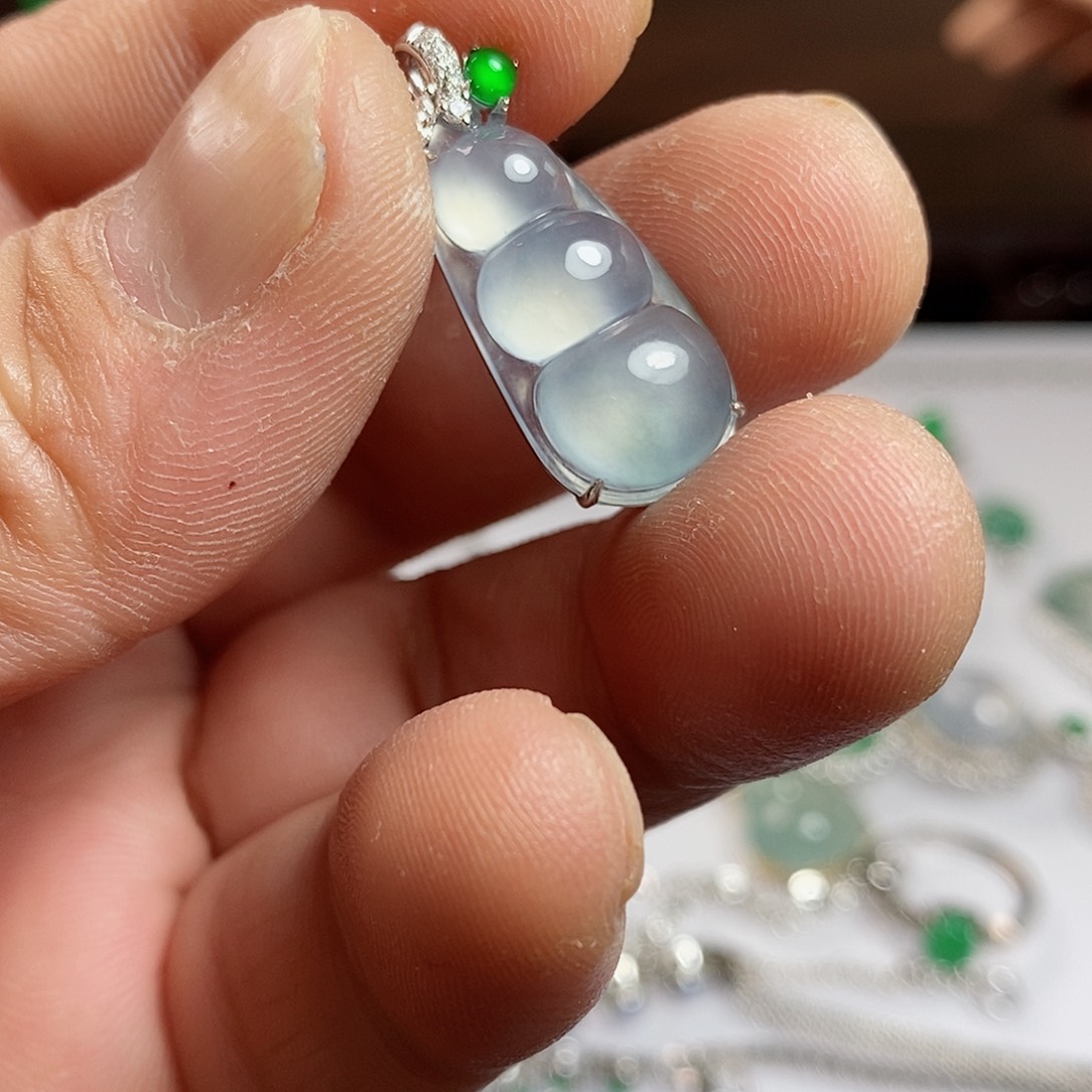 颈饰18K金镶嵌翡翠福豆