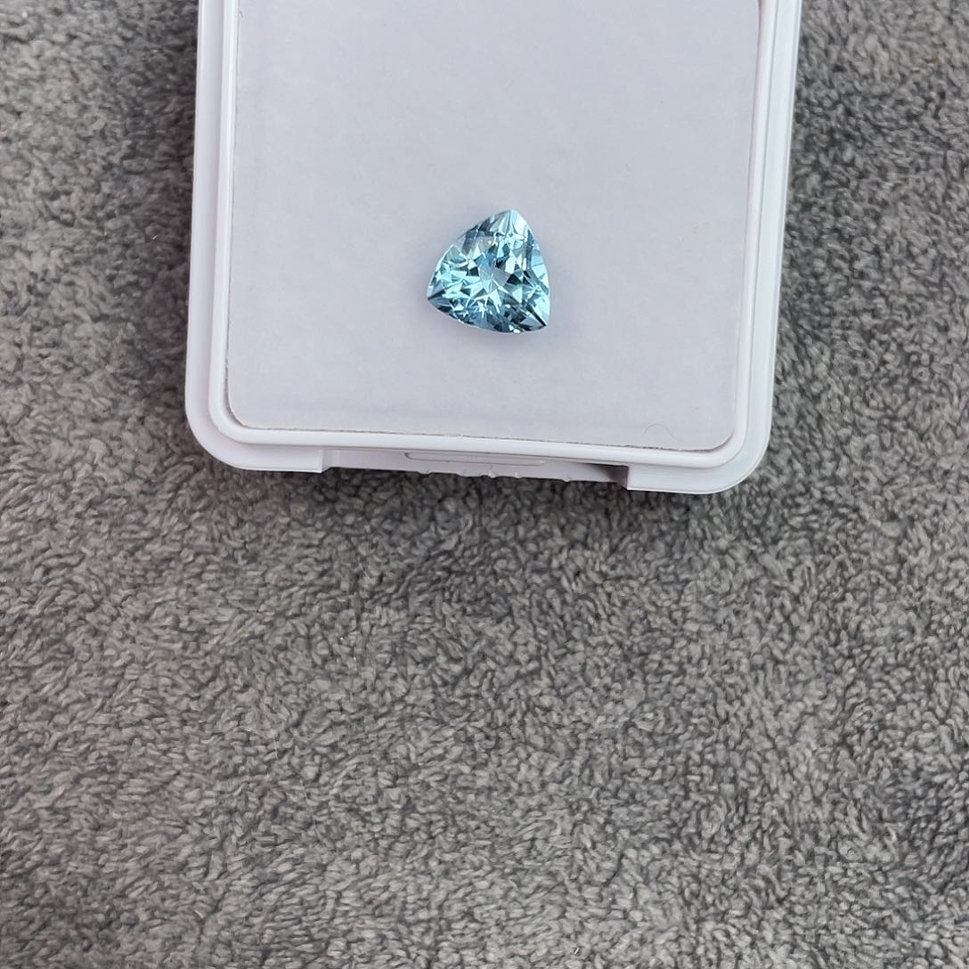 海蓝宝石笔搁未镶嵌1.731Ct。  
