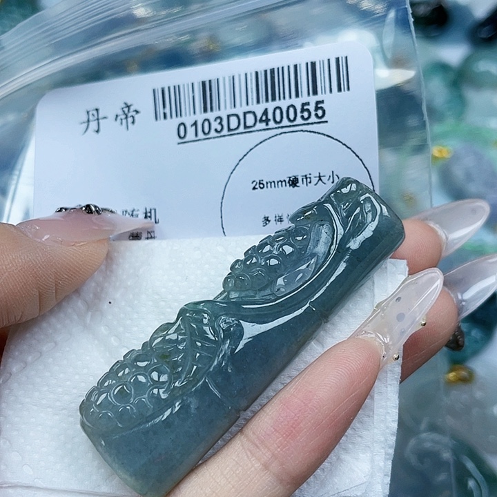 吊坠(不含链)未镶嵌翡翠山*