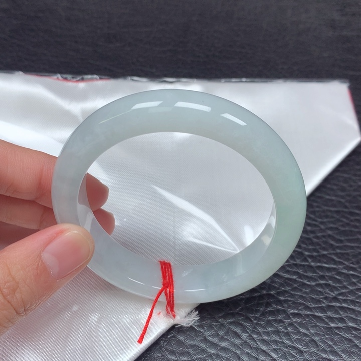 翡翠手镯未镶嵌。