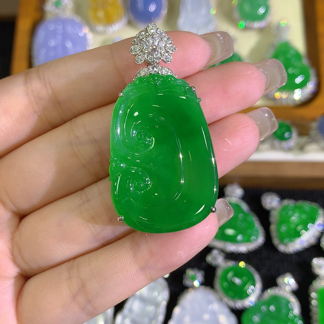 翡翠18K金镶嵌颈饰88888888