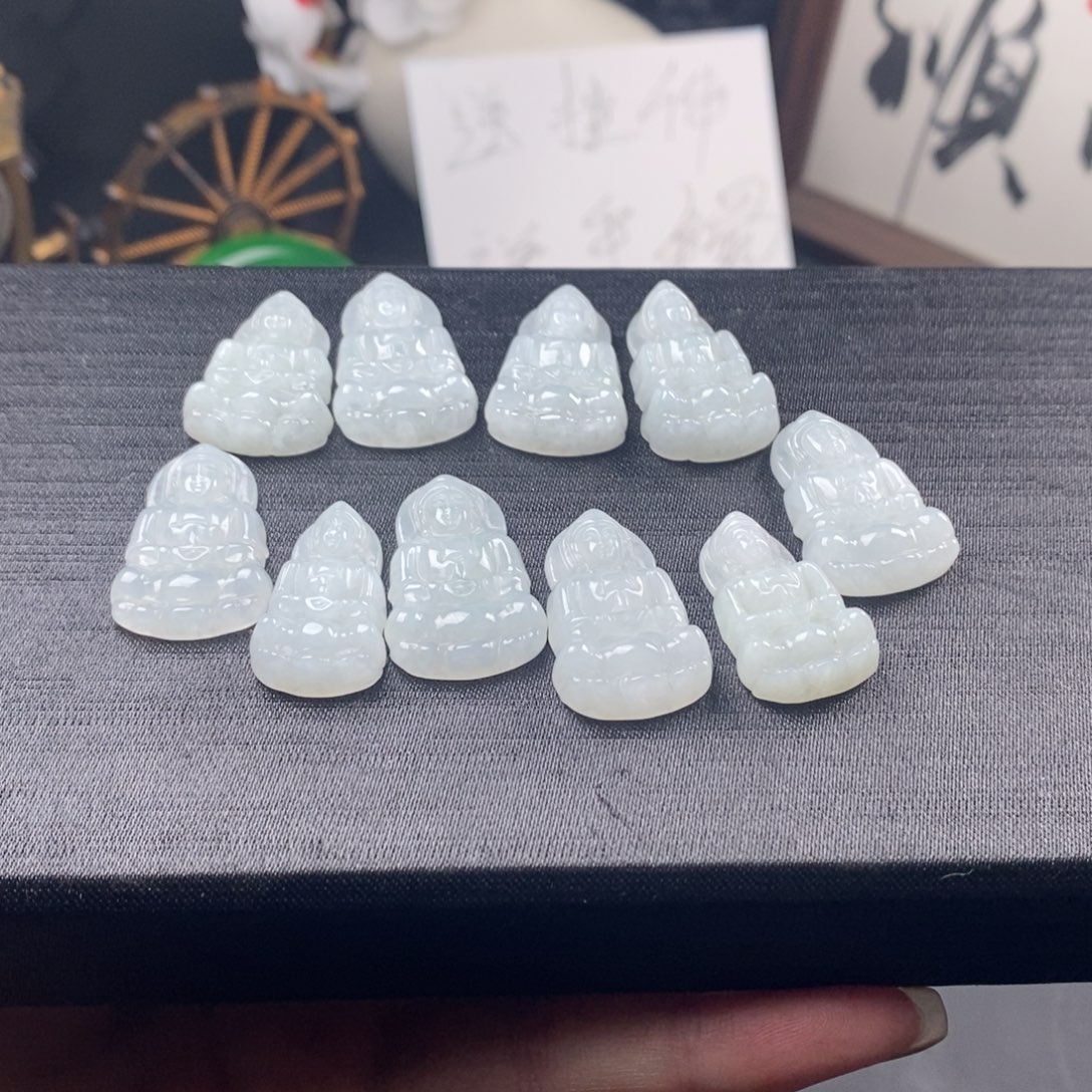 翡翠未镶嵌颈饰观音