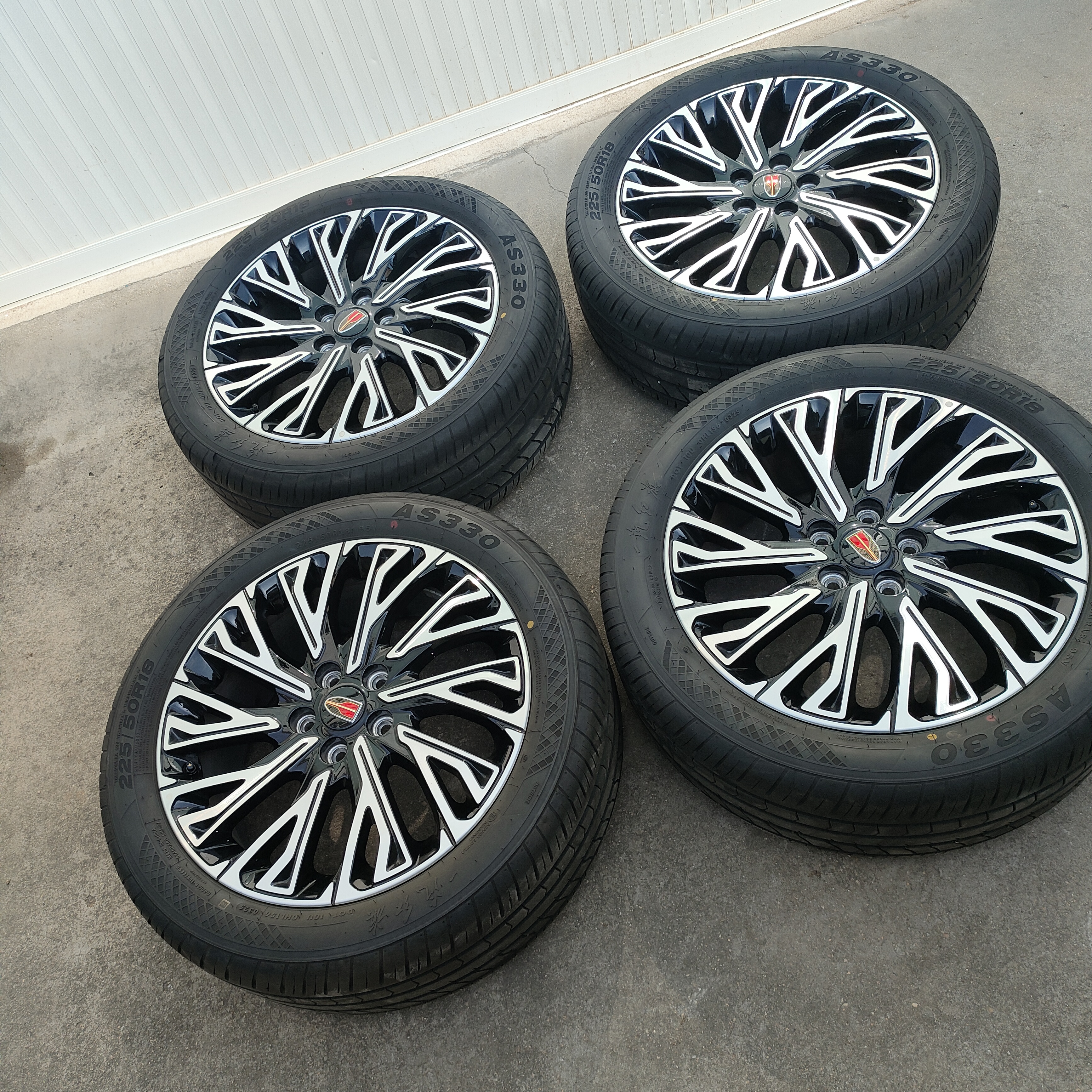 18寸红旗h5原厂原车拆车轮毂轮胎 新车拆 标价为一只轮毂带胎的价