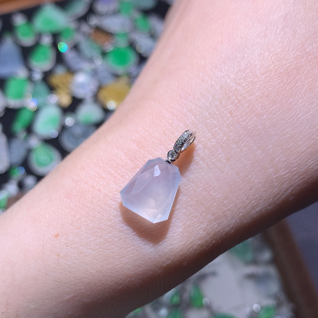 翡翠18K金镶嵌颈饰冰块切割大滴流