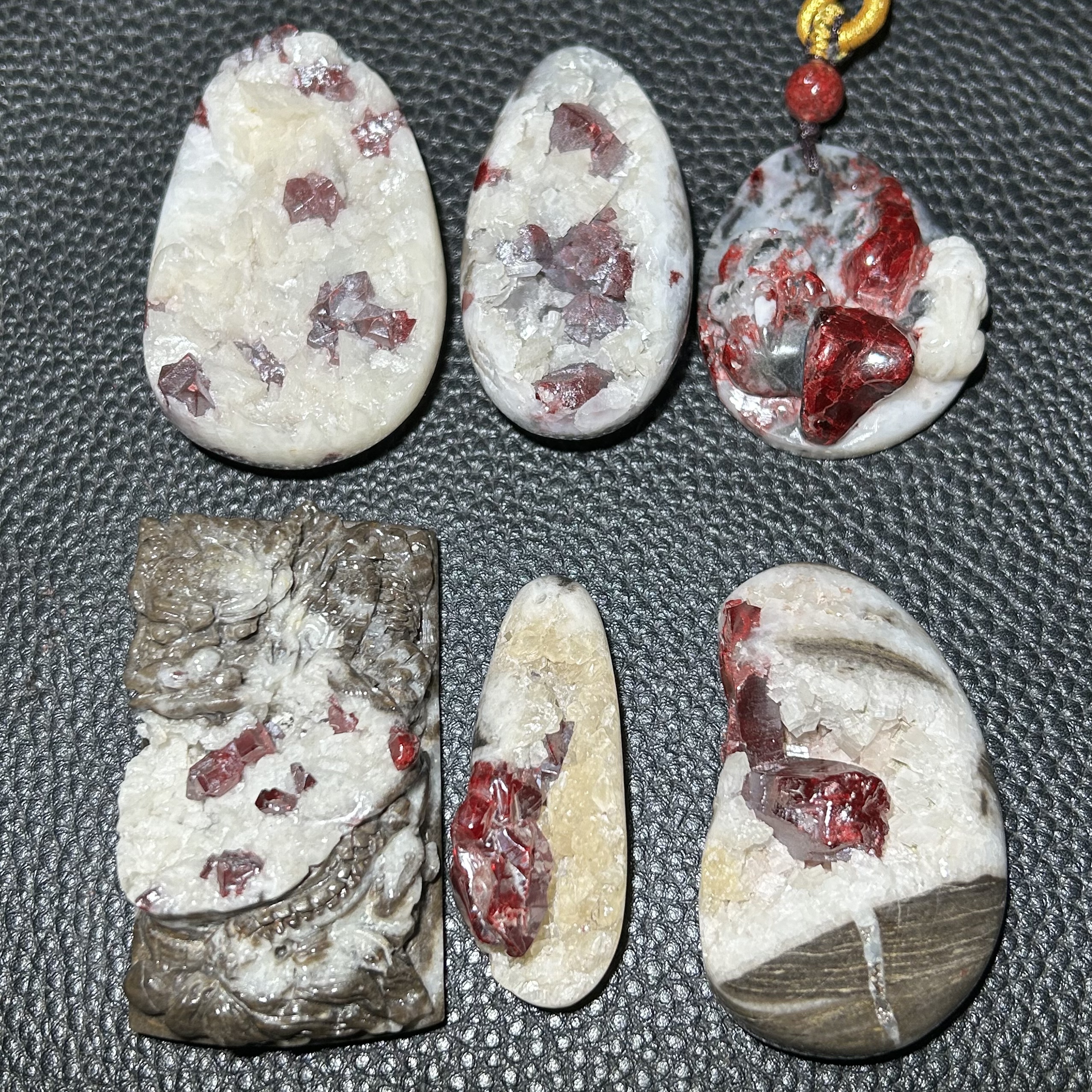 天然辰砂晶体大晶砂雕刻件男女款朱砂聚宝盆晶体裸石标本