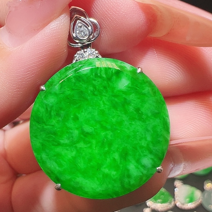 颈饰18K金镶嵌翡翠吊坠