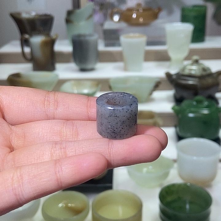 和田玉未镶嵌挂件青花跑环