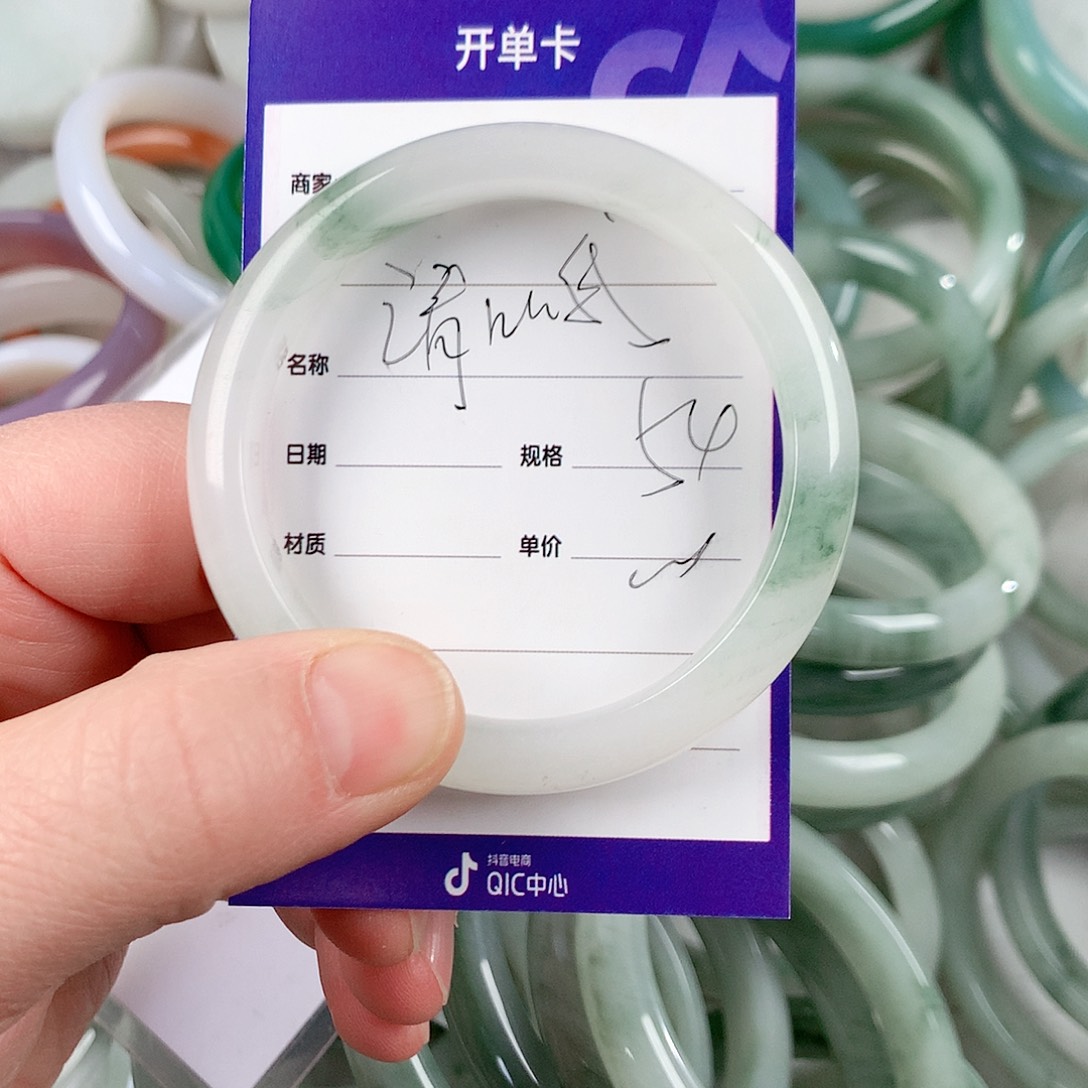 石英质玉手镯未镶嵌请****?