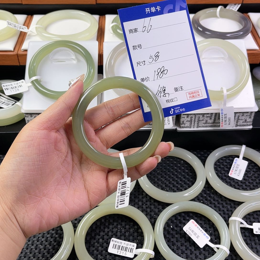 和田玉手镯未镶嵌徐*玲