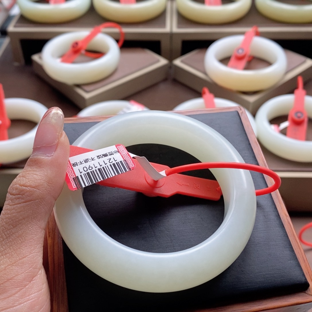 未镶嵌手镯和田玉繁**锦