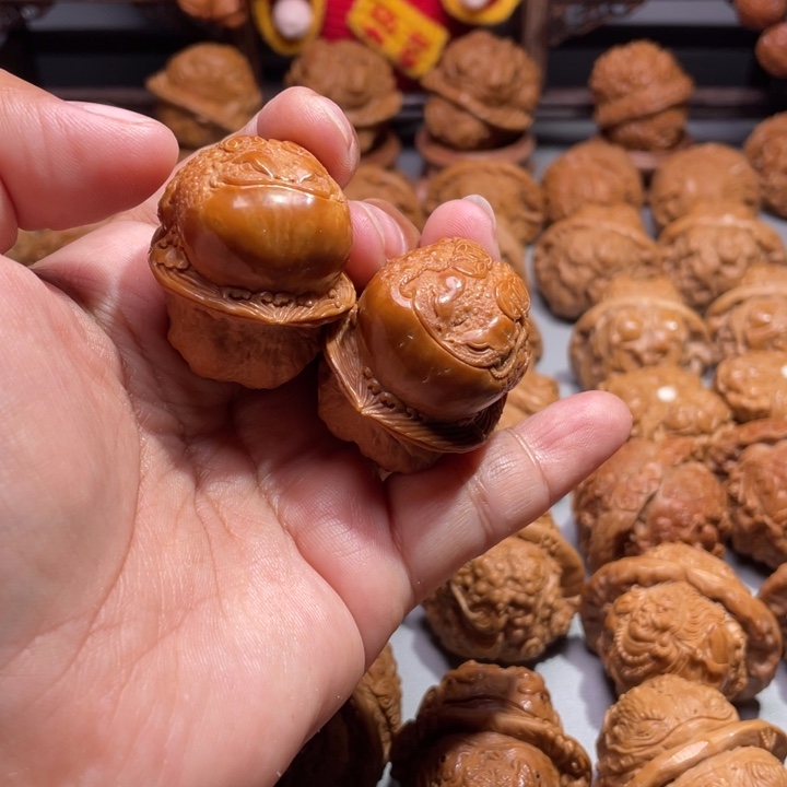 三**河云铁雕刻的金蟾