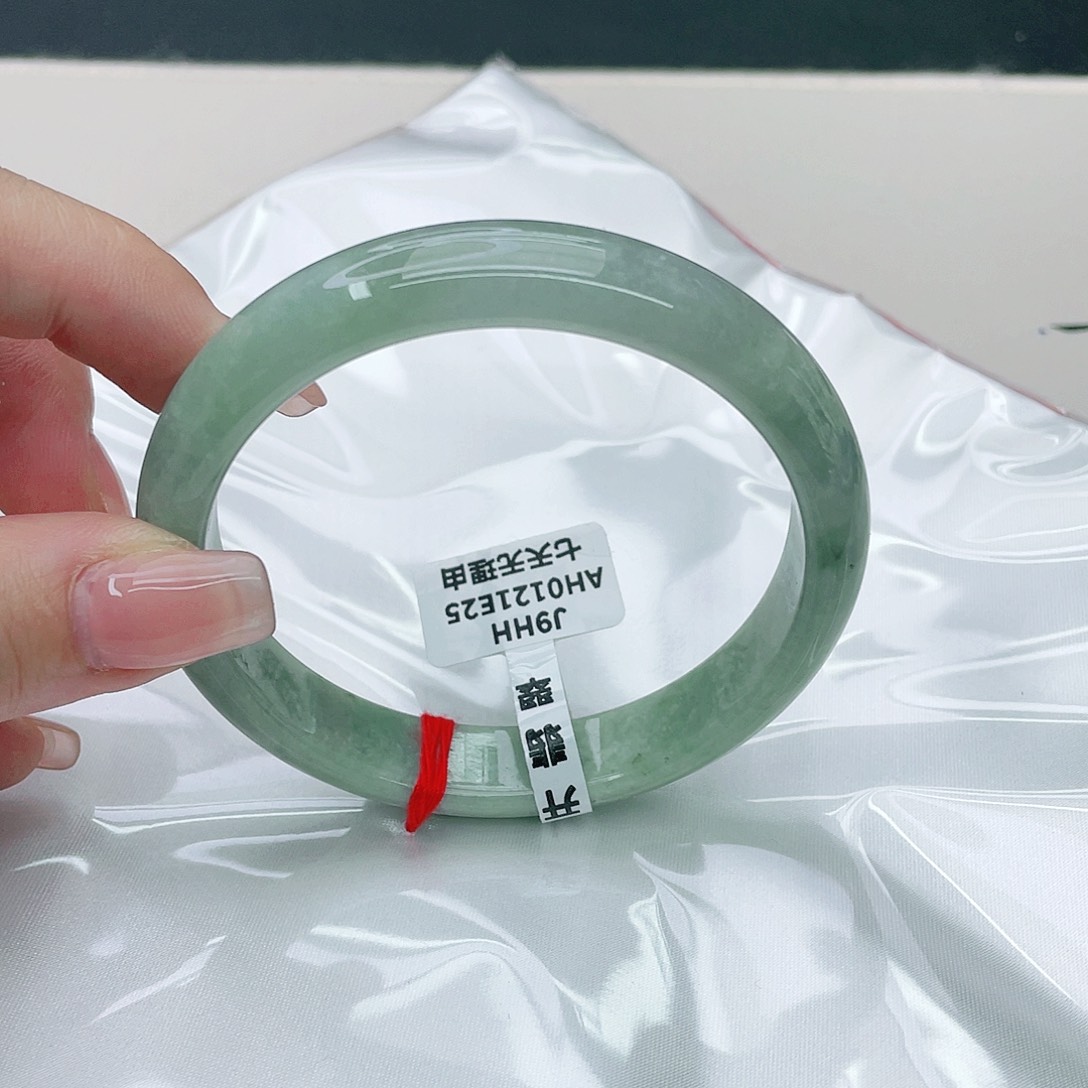 翡翠手镯未镶嵌正61.6