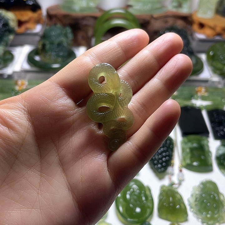 蛇纹石玉颈饰未镶嵌