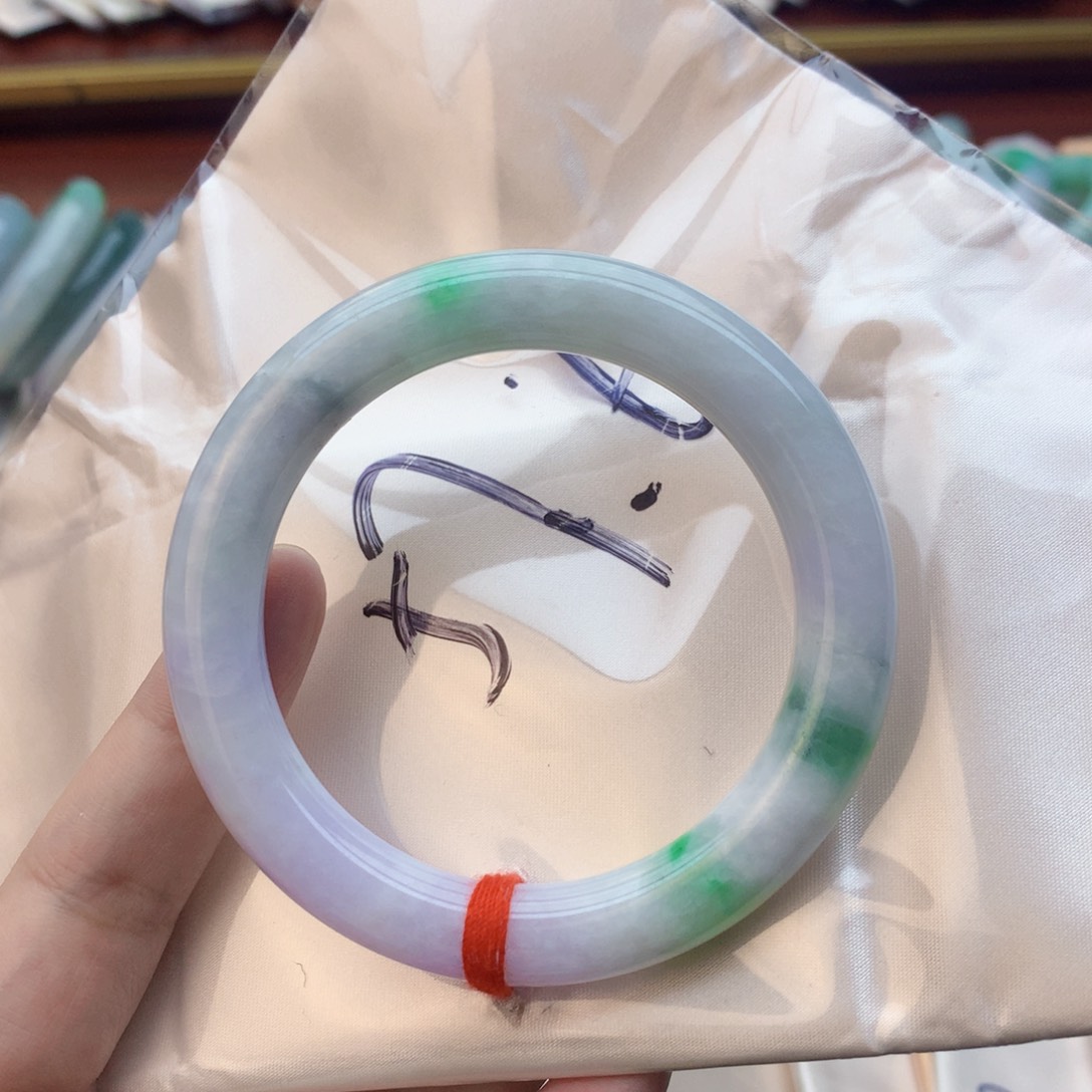 翡翠手镯未镶嵌翡翠手镯