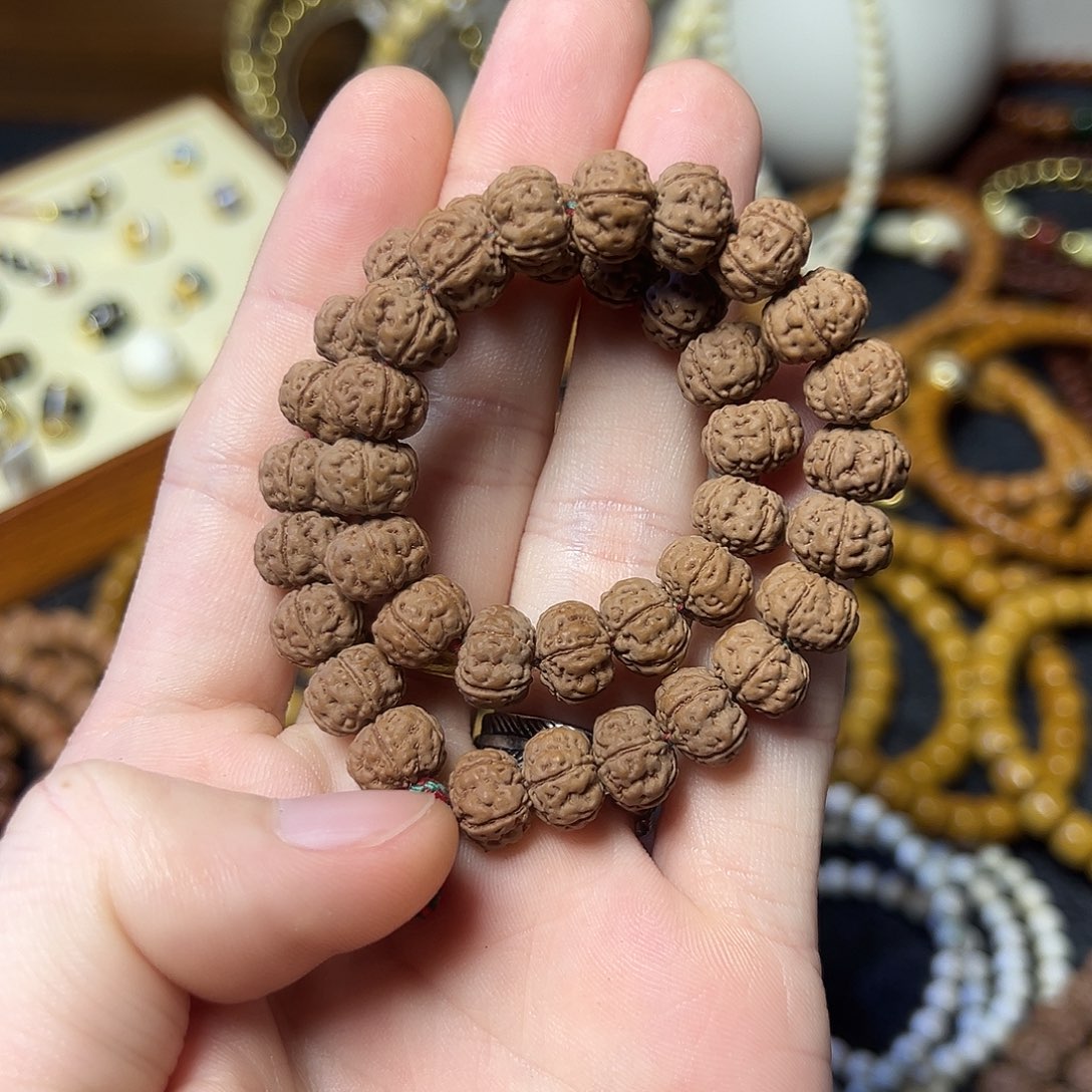 金刚菩提吊坠9.7mm老树王手持