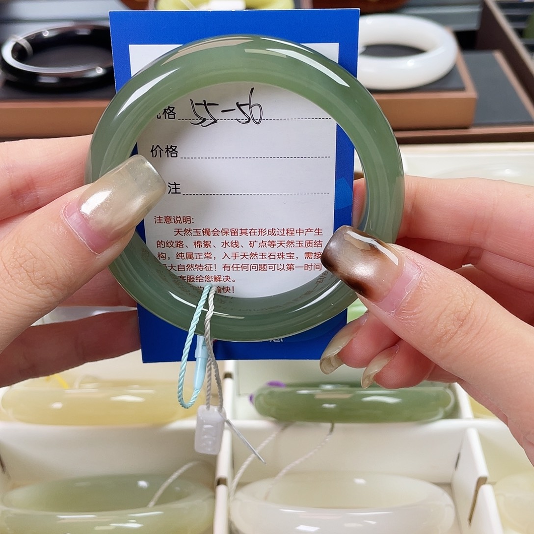 和田玉未镶嵌手镯冰湖水 有胶感