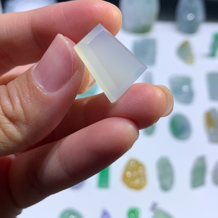 翡翠未镶嵌颈饰无事牌