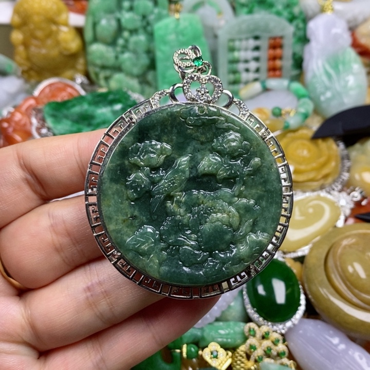 翡翠吊坠(赠链)未镶嵌